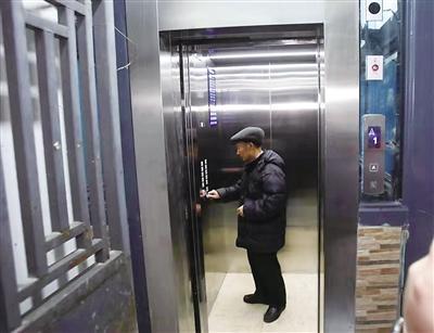 堡坎邊老小區(qū)喜裝電梯，通信設(shè)施同步煥新助力民生改善